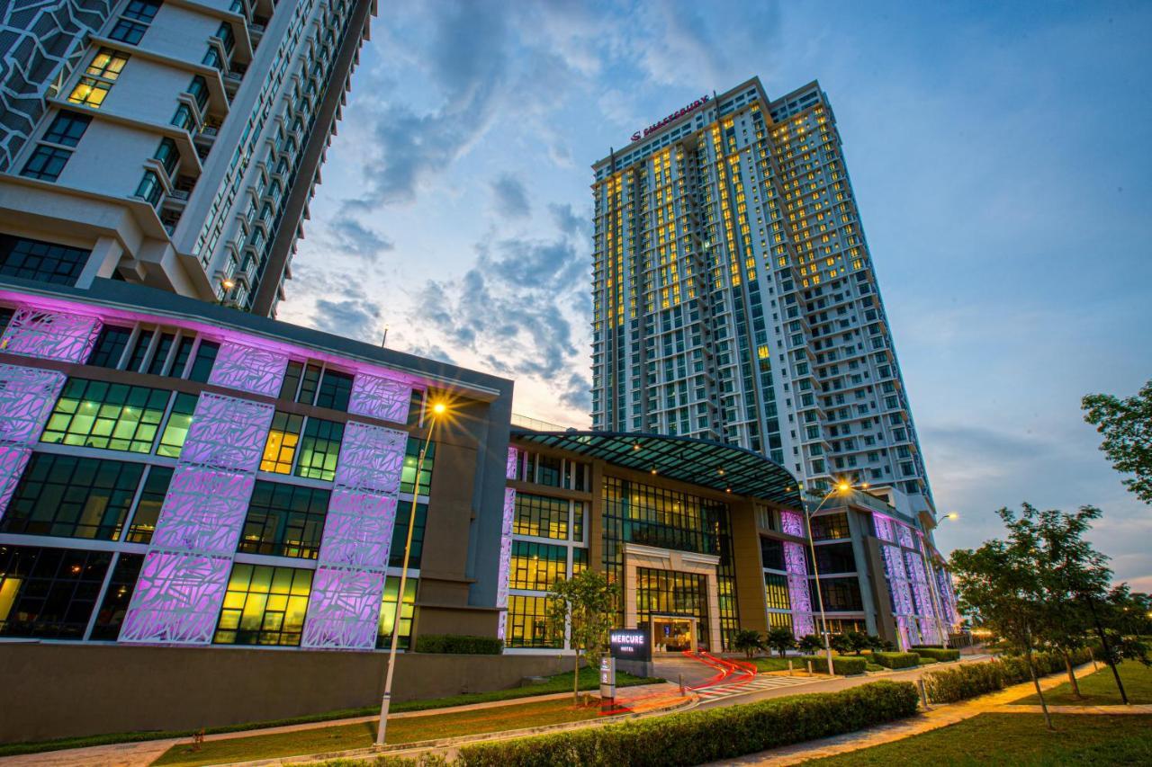 Mercure Living Putrajaya Eksteriør billede The light and sound show at the main entrance of the complex