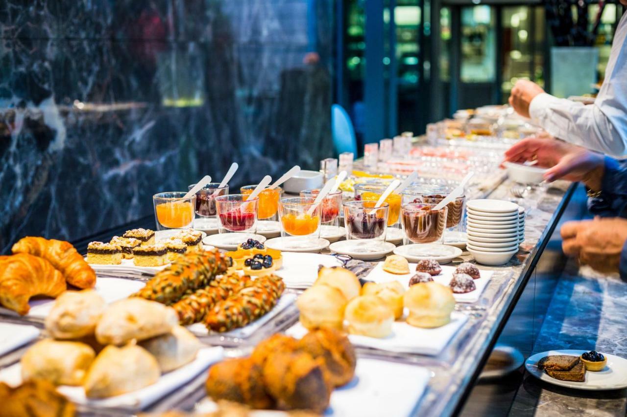 Mercure Living Putrajaya Eksteriør billede A buffet at a hotel