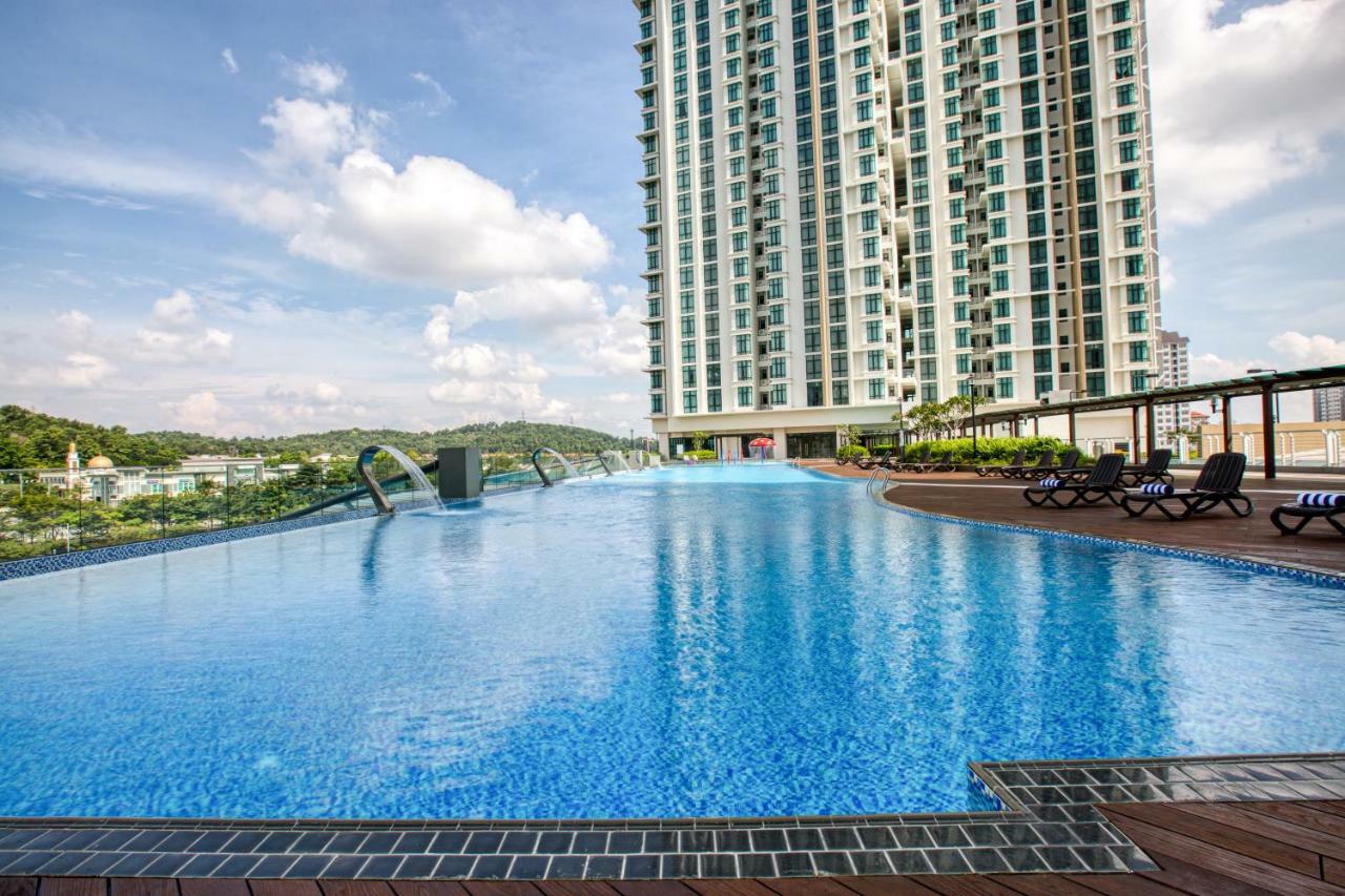 Mercure Living Putrajaya Eksteriør billede Infinity Pool